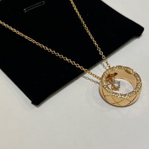 𝑪𝒉𝒂𝒏𝒆* New collection of high-end jewelry in rose gold. Coco Crush Lace-Patterned Embossed Round Ring Necklace with Beads