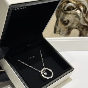 𝑪𝒉𝒂𝒏𝒆*New Collection of High-End Jewelry in White Gold Coco Crush Lace-Patterned Embossed Round Ring Necklace with Beads