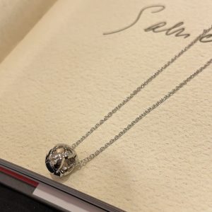 𝑪𝒉𝒂𝒏𝒆* High-end jewelry collection. New White Gold Coco Crush Chevron-Patterned Round Bean Necklace.