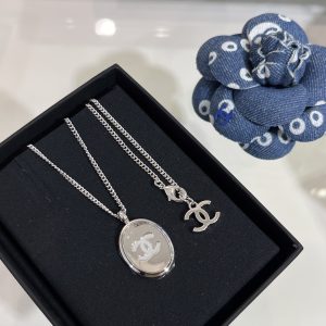𝑪𝒉𝒂𝒏𝒆* New 25s model, white enamel with dual C mirror-finished oval button necklace.