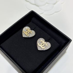 𝑪𝒉𝒂𝒏𝒆* 26P New Model, Full-Diamond Heart-Shaped Double C Earrings.