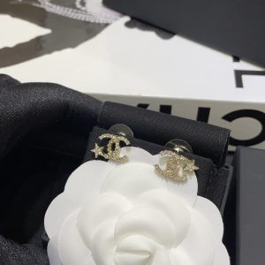 𝑪𝒉𝒂𝒏𝒆* New 22S model: light gold water-crystal double C star earrings.