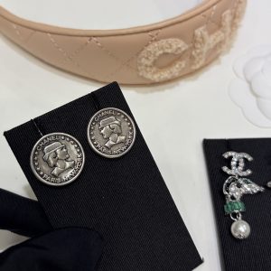 𝑪𝒉𝒂𝒏𝒆 *26A New Silver Letter Queen Embossed Coin Earrings