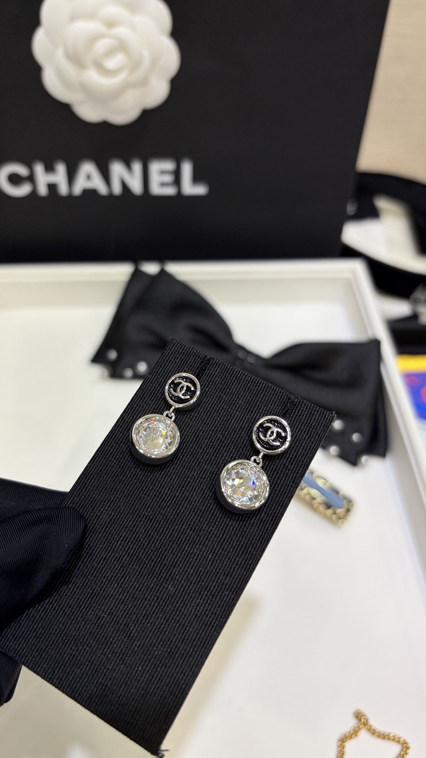 wsxc1783382330943_1 ๐ช๐๐๐๐ * 26A New Model: Silver Color with Black C-shaped Clasp and Crystal Earrings - ๅพ็ 9