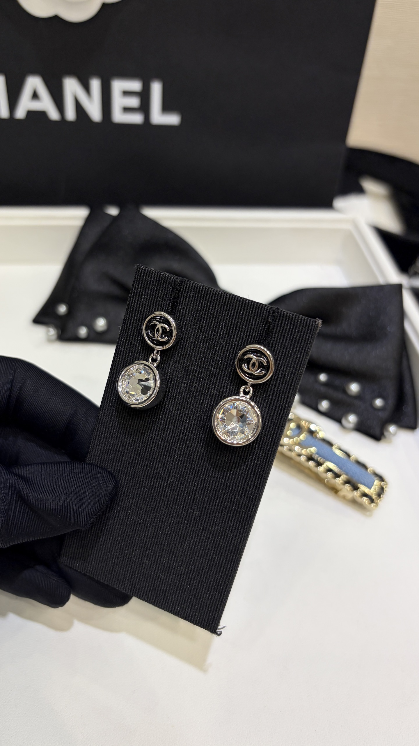 wsxc1783382330943_2 ๐ช๐๐๐๐ * 26A New Model: Silver Color with Black C-shaped Clasp and Crystal Earrings