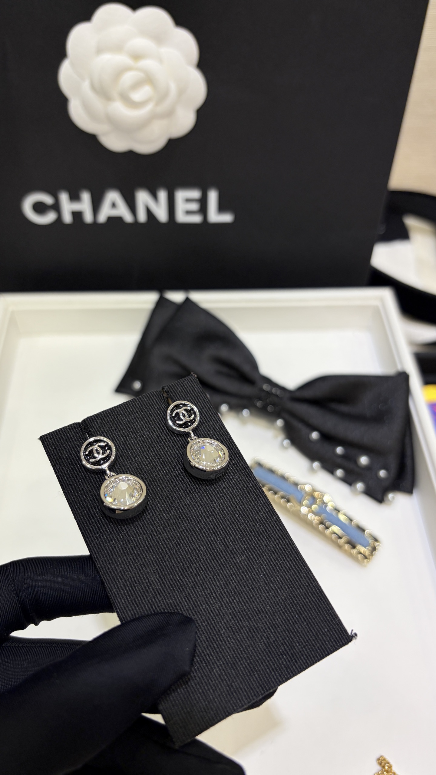 wsxc1783382330943_3 ๐ช๐๐๐๐ * 26A New Model: Silver Color with Black C-shaped Clasp and Crystal Earrings - ๅพ็ 7