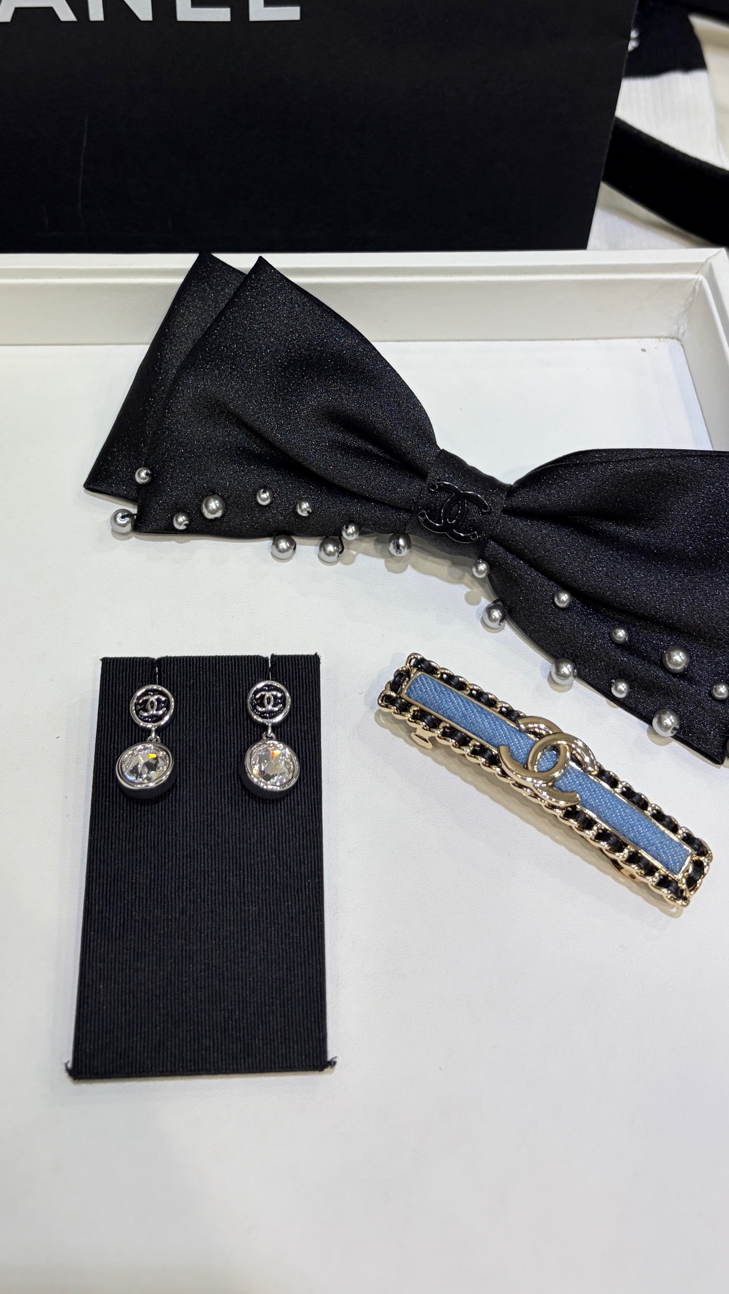 wsxc1783382330943_4 ๐ช๐๐๐๐ * 26A New Model: Silver Color with Black C-shaped Clasp and Crystal Earrings - ๅพ็ 6