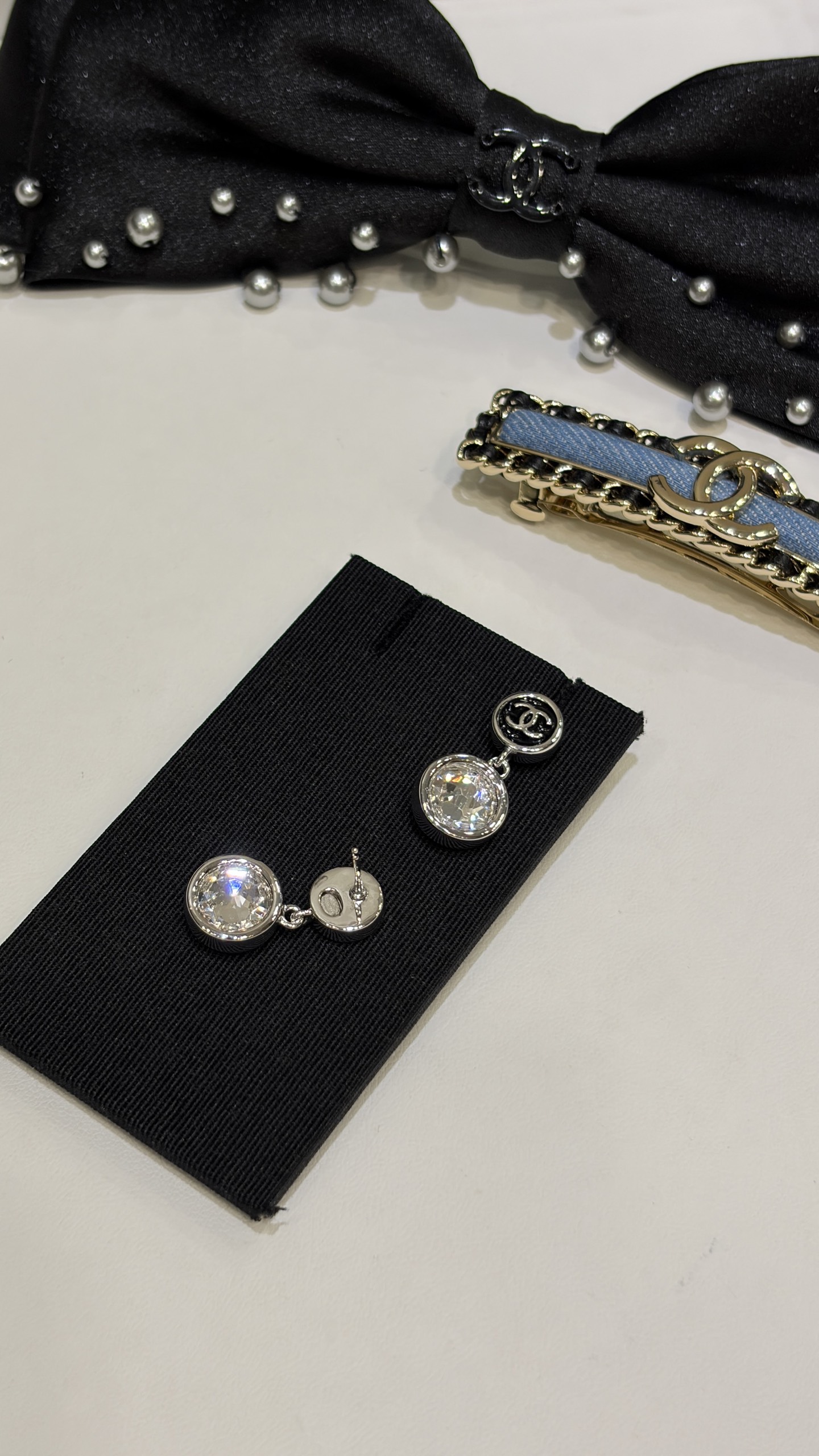 wsxc1783382330943_5 ๐ช๐๐๐๐ * 26A New Model: Silver Color with Black C-shaped Clasp and Crystal Earrings - ๅพ็ 5