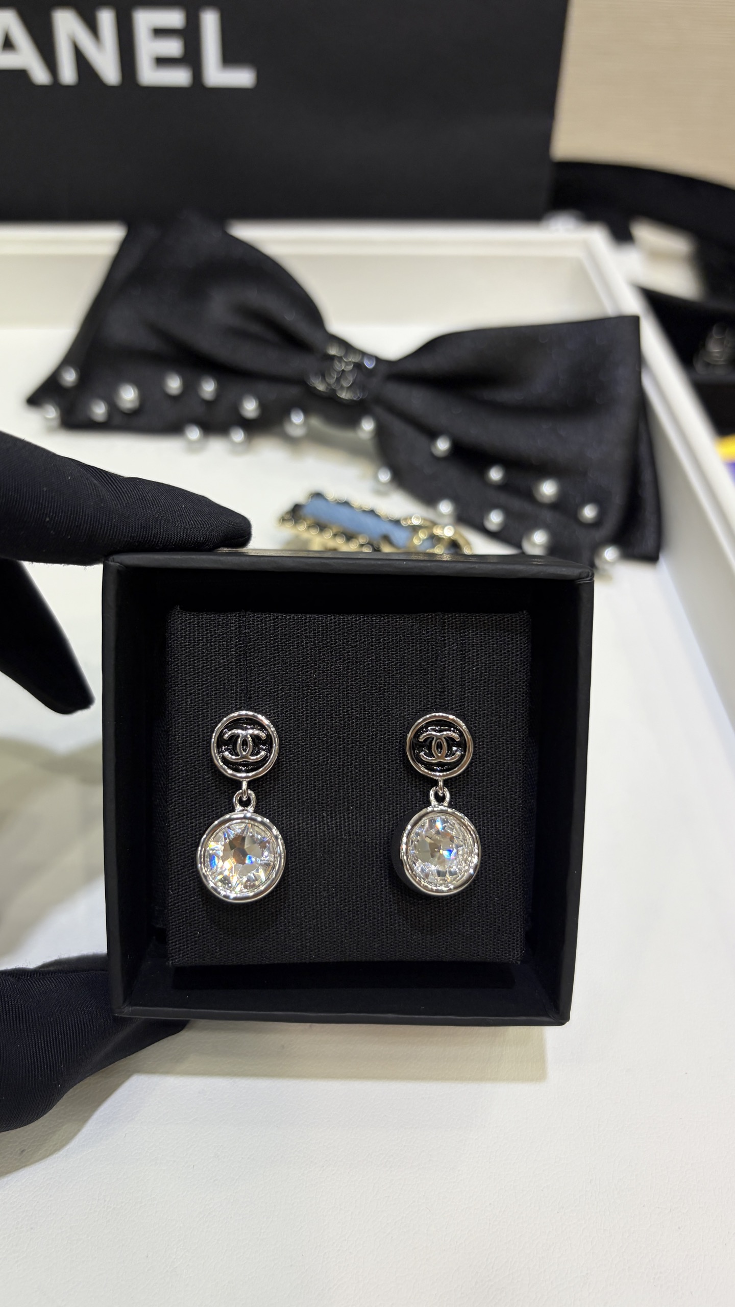 wsxc1783382330943_6 ๐ช๐๐๐๐ * 26A New Model: Silver Color with Black C-shaped Clasp and Crystal Earrings - ๅพ็ 4
