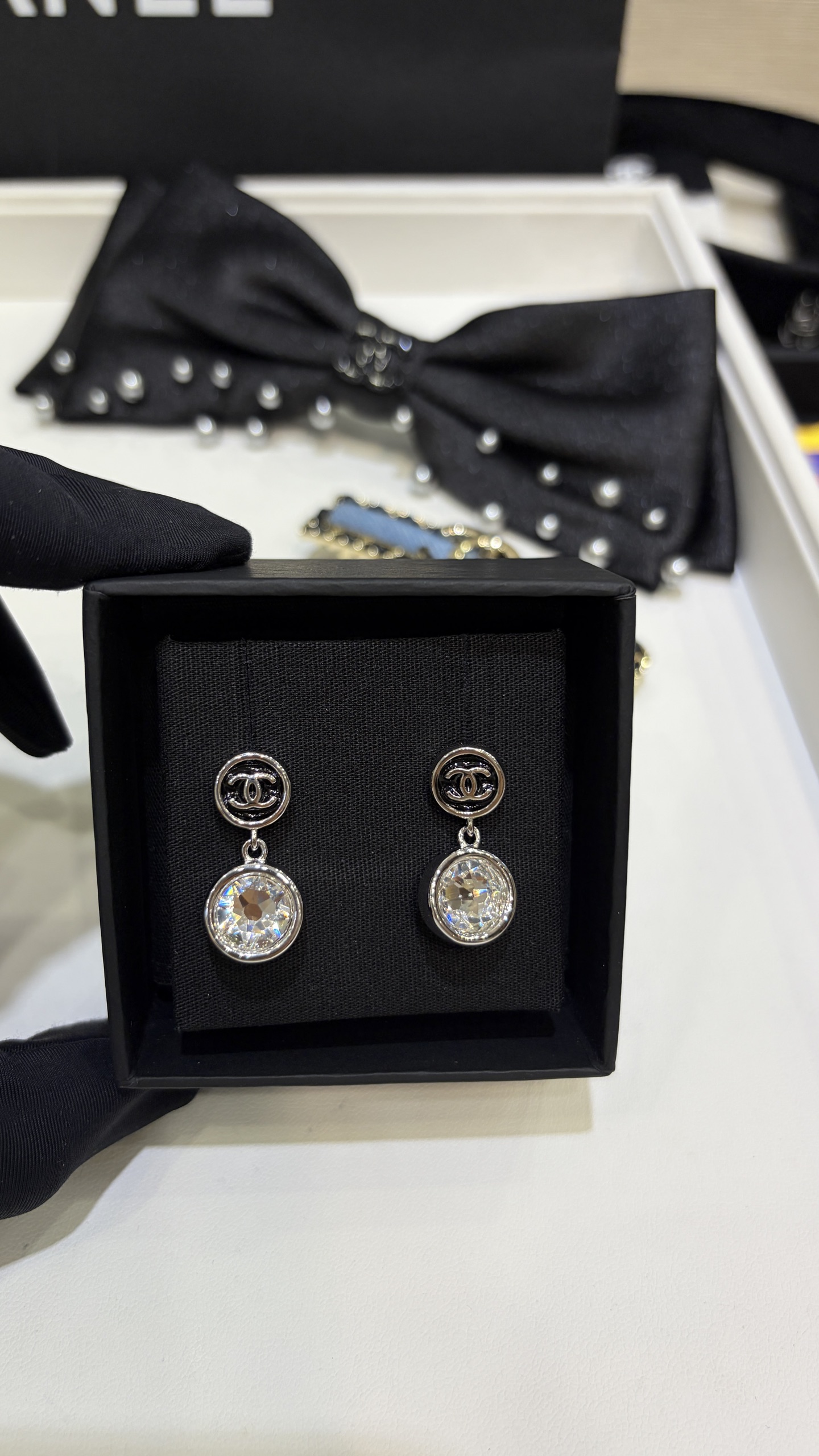 wsxc1783382330943_7 ๐ช๐๐๐๐ * 26A New Model: Silver Color with Black C-shaped Clasp and Crystal Earrings - ๅพ็ 3
