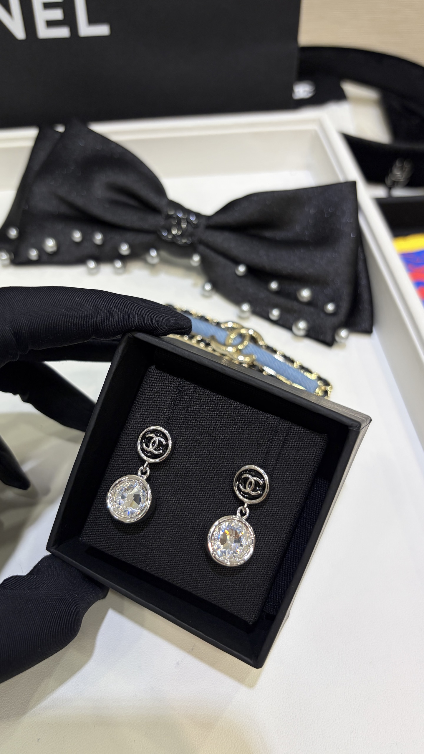 wsxc1783382330943_8 ๐ช๐๐๐๐ * 26A New Model: Silver Color with Black C-shaped Clasp and Crystal Earrings - ๅพ็ 2