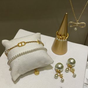 𝐃𝐢𝐨 * New gold CD bracelet with full-set diamonds, stars, and pearl chains, featuring a double layer design.