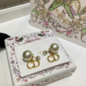 𝐃𝐢𝐨* 25-year-old new gold CD metal pearl double-ball ear studs.