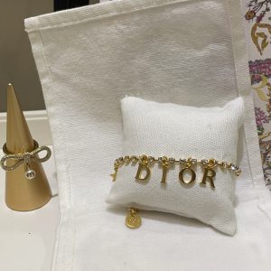 𝐃𝐢𝐨 * 25-year-old new gold-plated letter pendant with bezel-set gemstone bracelet.