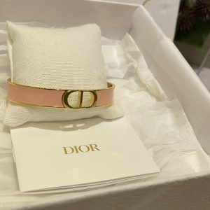 Dio* New Gold CD Letter Pink Enamel Open Bangle