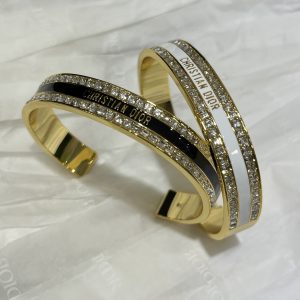 𝐃𝐢𝐨 * 25-year-old, new model, black enamel, gold-plated, letter-patterned, open-faced bracelet.