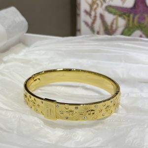 𝐃𝐢𝐨 * Newly designed embossed element wide-band gold bracelet.