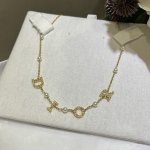 𝐃𝐢𝐨 * New model: gold, fully encrusted with diamonds, featuring crystal and pearl necklace.