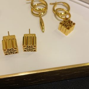 LOEW* Back in Style: Vibrant Diamond-Patterned Gold Earrings
