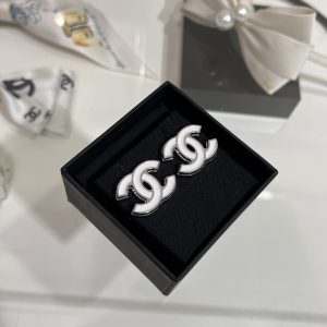 𝑪𝒉𝒂𝒏𝒆* New 25s model, white enamel with dual C logo, silver earrings.