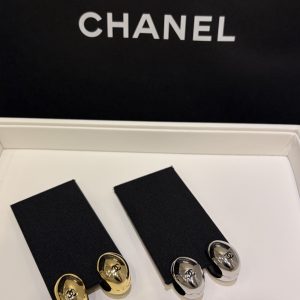 𝑪𝒉𝒂𝒏𝒆* New 26s model, black enamel with dual C logo, metal goose egg shape, small size earrings.