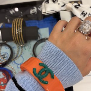 𝑪𝒉𝒂𝒏𝒆 * Vintage-style green double-C orange acrylic bracelet.