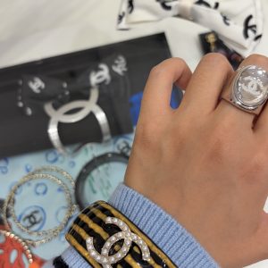 𝑪𝒉𝒂𝒏𝒆 * Vintage-style pearl and double-C stripe acrylic bracelet.