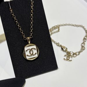 𝑪𝒉𝒂𝒏𝒆* New 26C Gold Double C White Enamel Square Necklace.