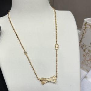 𝐃𝐢𝐨* New 26ss model, gold satin-textured bow with a butterfly design, CD necklace featuring a single diamond.