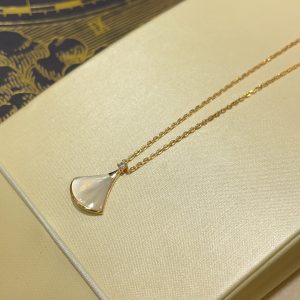 𝐵𝑉𝐿𝐺𝐴𝑅 *Small-sized fan, white shell, rose gold necklace.