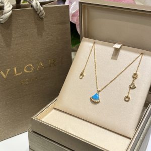 𝐵𝑉𝐿𝐺𝐴𝑅 * Small-sized fan with diamond-encrusted lapis lazuli, rose gold necklace.