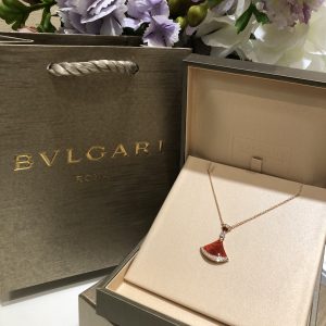 𝐵𝑉𝐿𝐺𝐴𝑅* Large fan with diamonds, red agate, and rose gold necklace.