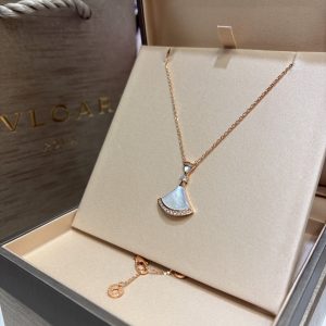 𝐵𝑉𝐿𝐺𝐴𝑅 * Large fan, white mother-of-pearl, rose gold necklace.