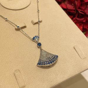 𝐵𝑣𝑙𝑔𝑎𝑟 * Gradient sapphire fan with large size and full-set diamonds.