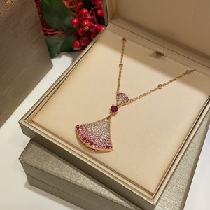 𝐵𝑣𝑙𝑔𝑎𝑟 * Gradient pink gemstone large fan with full-set diamonds. DIVAS’DREAM Petite Dress with Rose Gold Necklace.