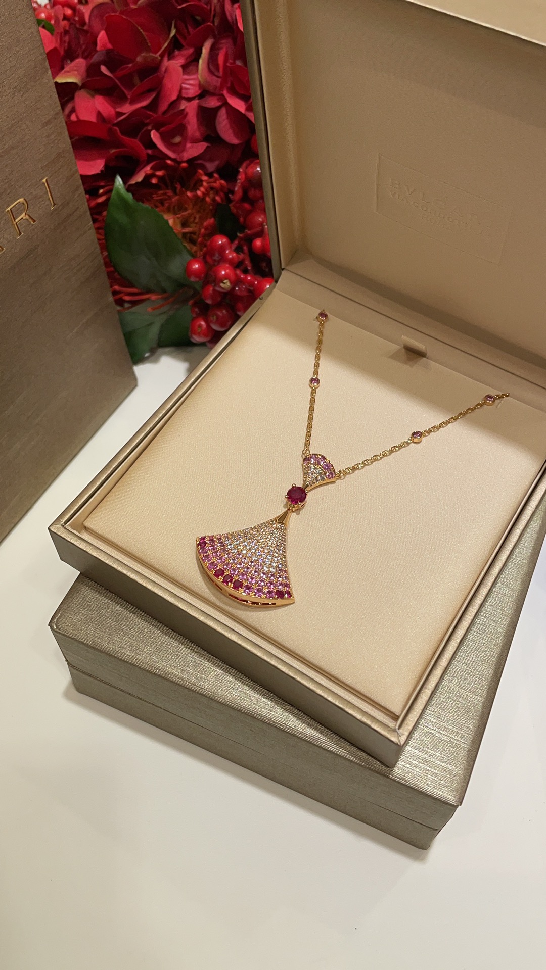 wsxc1783385536014_0 𝐵𝑣𝑙𝑔𝑎𝑟 * Gradient pink gemstone large fan with full-set diamonds. DIVAS’DREAM Petite Dress with Rose Gold Necklace.