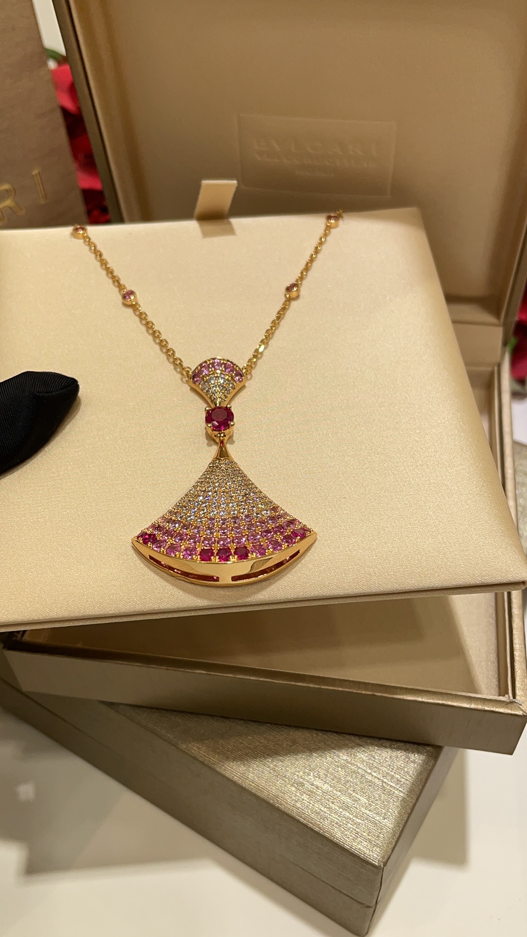 wsxc1783385536014_1 𝐵𝑣𝑙𝑔𝑎𝑟 * Gradient pink gemstone large fan with full-set diamonds. DIVAS’DREAM Petite Dress with Rose Gold Necklace. - 图片 9