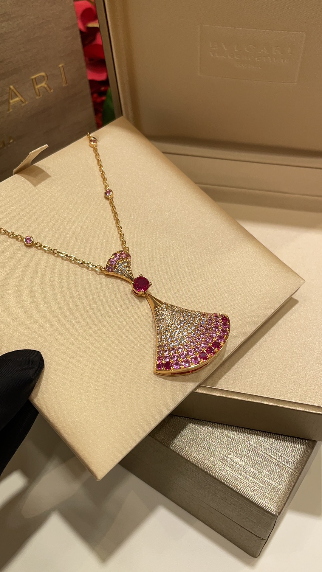 wsxc1783385536014_2 𝐵𝑣𝑙𝑔𝑎𝑟 * Gradient pink gemstone large fan with full-set diamonds. DIVAS’DREAM Petite Dress with Rose Gold Necklace. - 图片 8