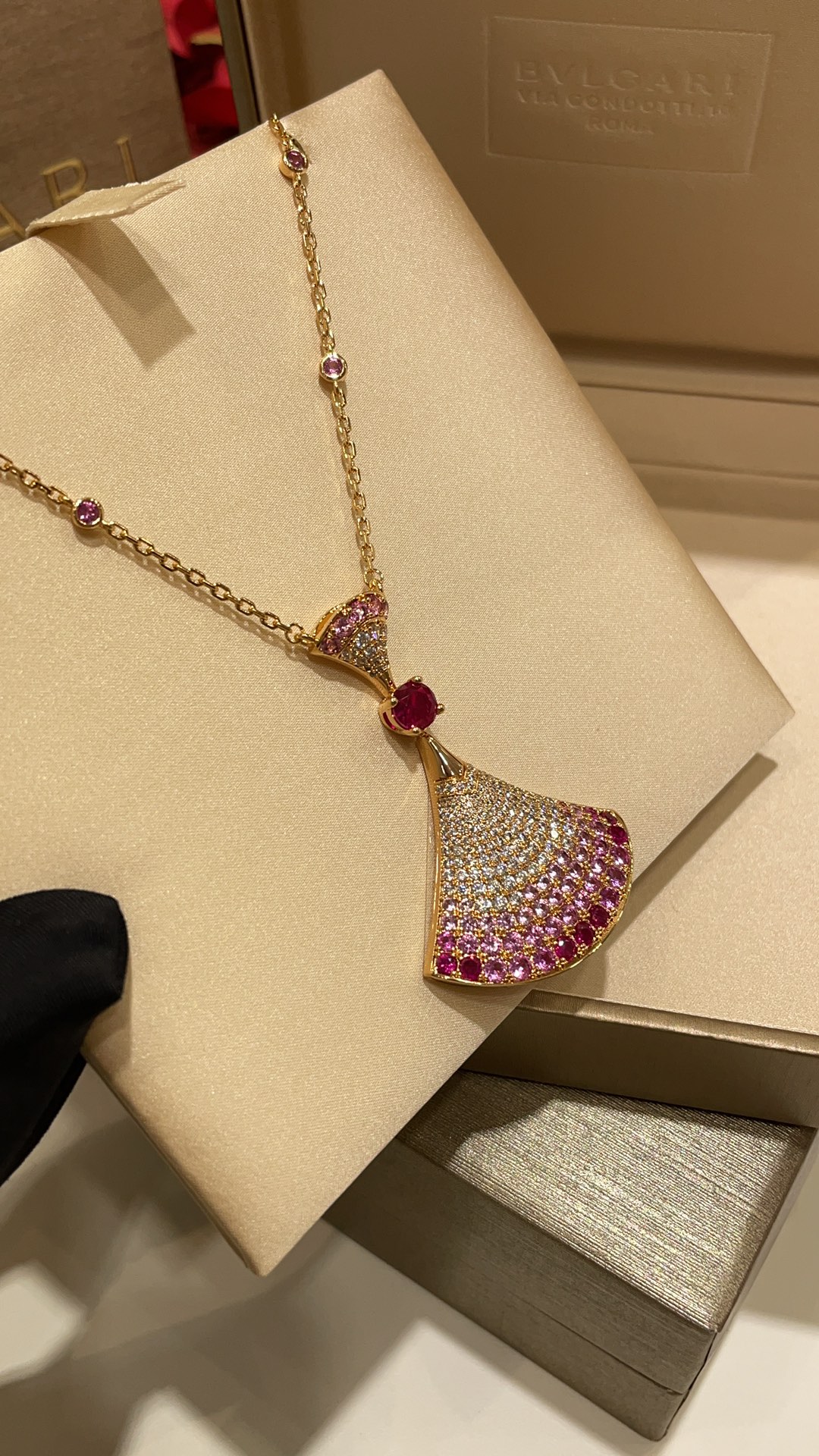 wsxc1783385536014_3 𝐵𝑣𝑙𝑔𝑎𝑟 * Gradient pink gemstone large fan with full-set diamonds. DIVAS’DREAM Petite Dress with Rose Gold Necklace. - 图片 7