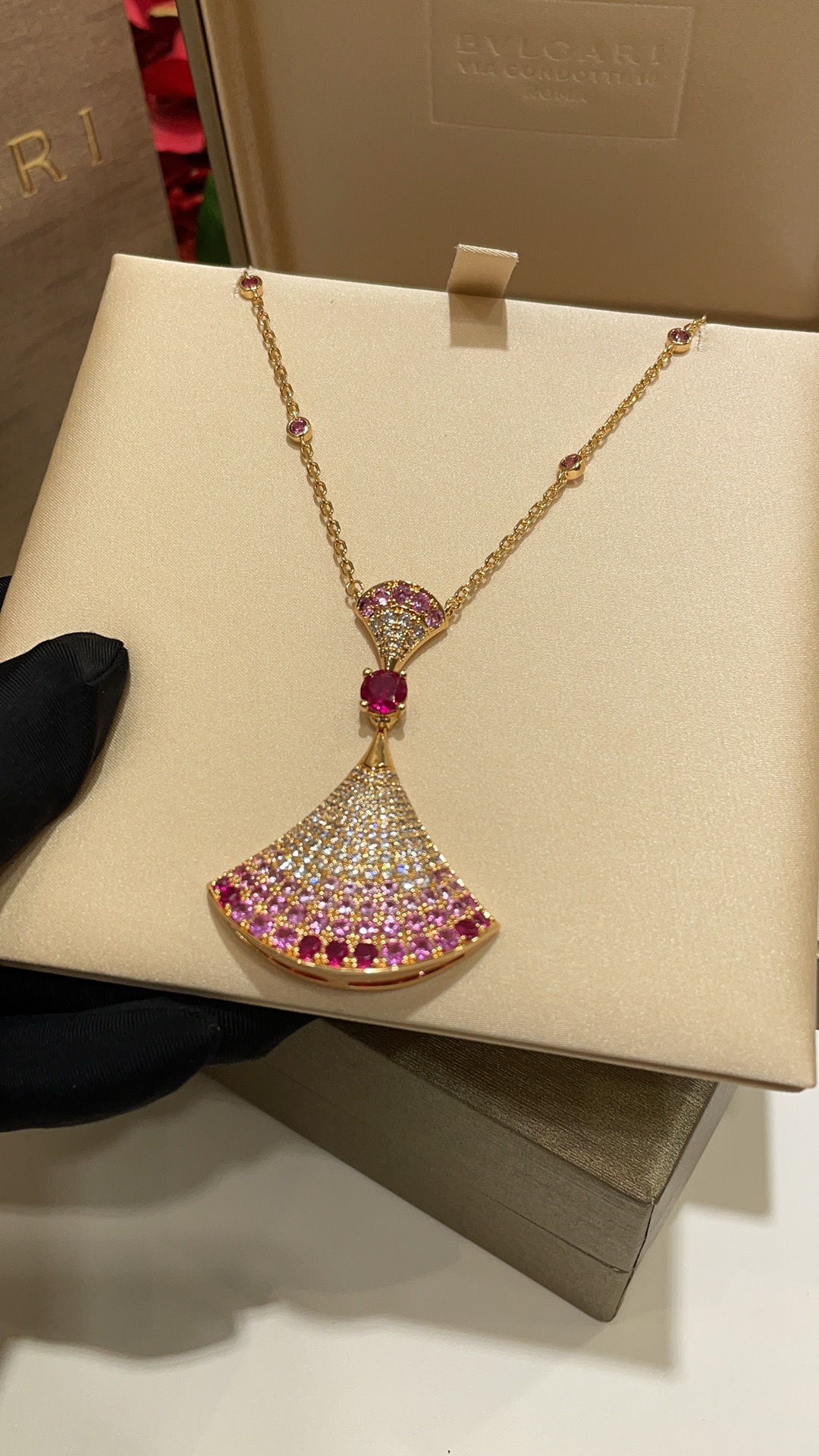 wsxc1783385536014_4 𝐵𝑣𝑙𝑔𝑎𝑟 * Gradient pink gemstone large fan with full-set diamonds. DIVAS’DREAM Petite Dress with Rose Gold Necklace. - 图片 6