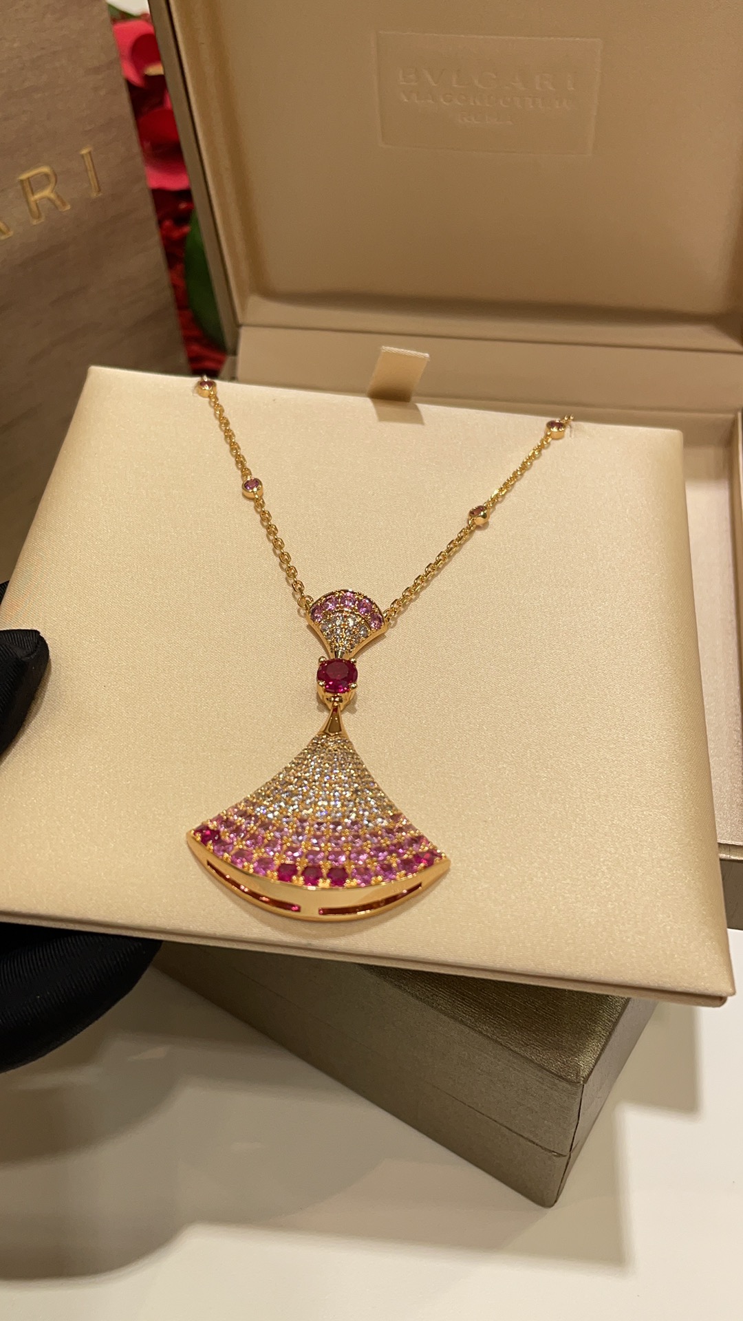 wsxc1783385536014_5 𝐵𝑣𝑙𝑔𝑎𝑟 * Gradient pink gemstone large fan with full-set diamonds. DIVAS’DREAM Petite Dress with Rose Gold Necklace. - 图片 5
