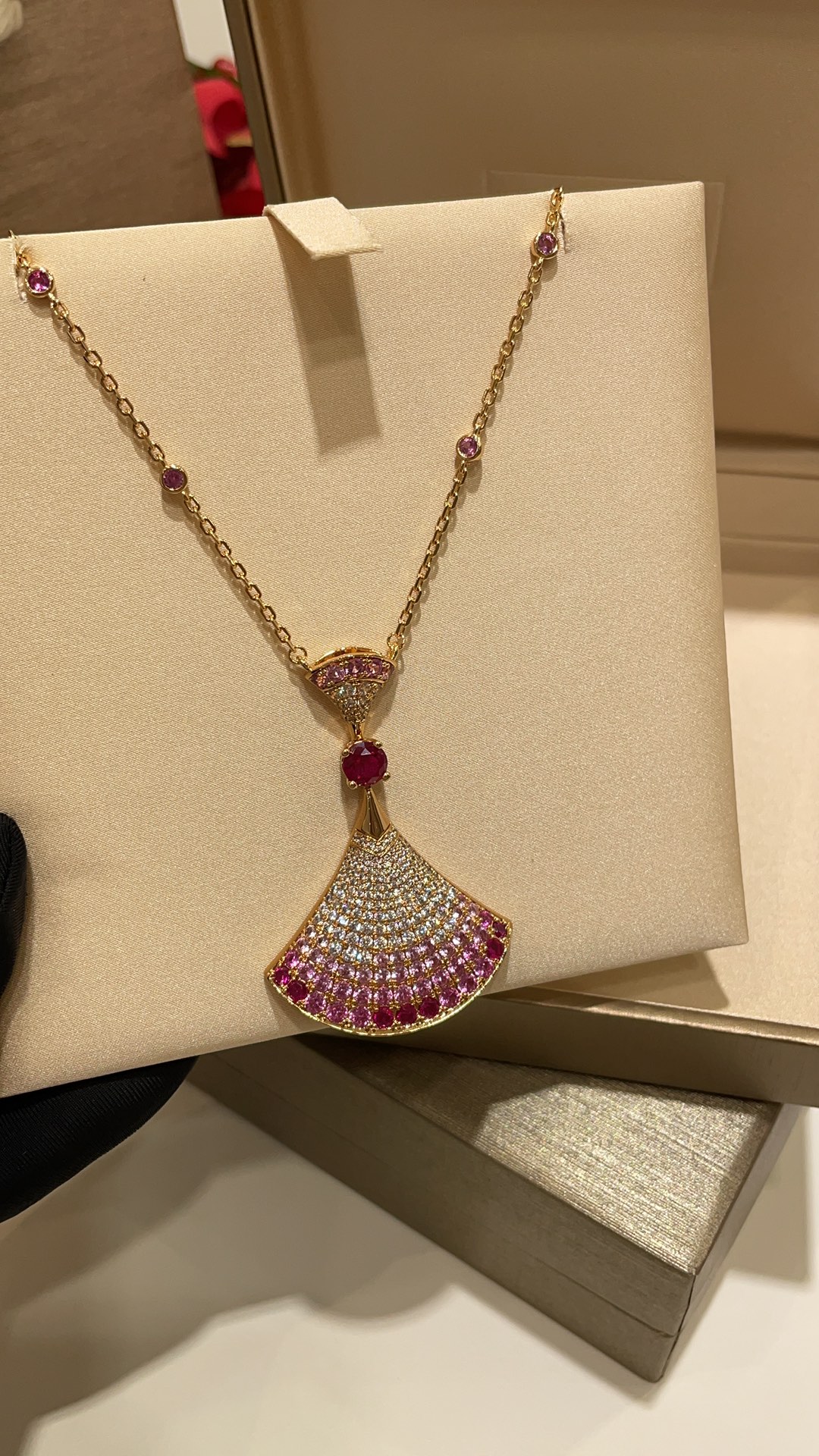 wsxc1783385536014_6 𝐵𝑣𝑙𝑔𝑎𝑟 * Gradient pink gemstone large fan with full-set diamonds. DIVAS’DREAM Petite Dress with Rose Gold Necklace. - 图片 4