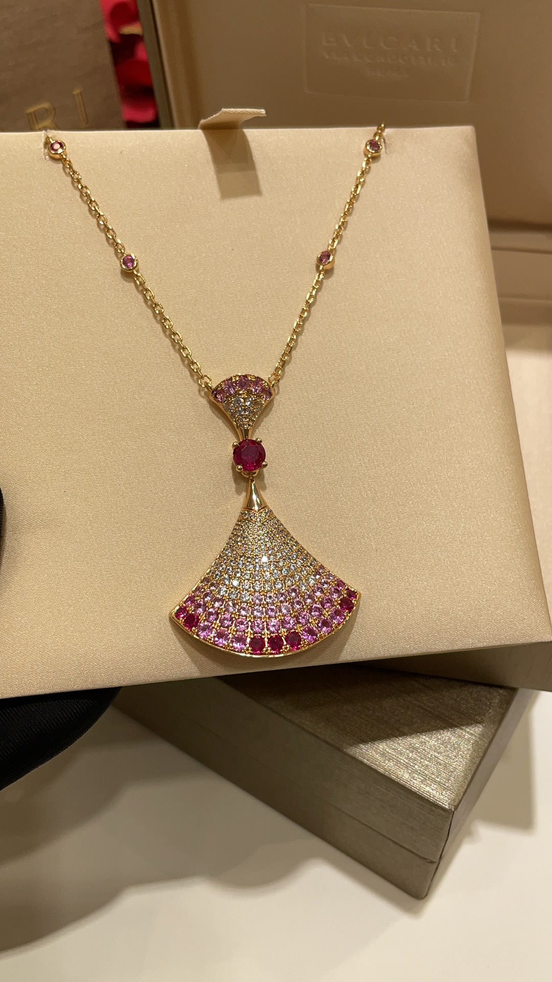 wsxc1783385536014_7 𝐵𝑣𝑙𝑔𝑎𝑟 * Gradient pink gemstone large fan with full-set diamonds. DIVAS’DREAM Petite Dress with Rose Gold Necklace. - 图片 3
