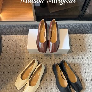 Maison Margiel*26ss summer new collection: square-toed, shallow-cut, low-heeled flats.