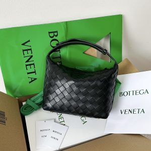 bv Wallace lunch box bag, black color.