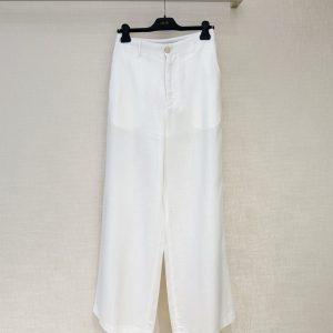 DIO*26’s new linen pants feature a blend of Tencel and linen fabric.