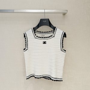 Celin*26’s new model: “Cream Frosted Color-Blocked Crocheted Knit Vest.”