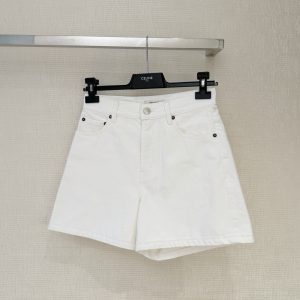 CELIN*26’s new model: “Minimalist Cream White Denim Shorts.”