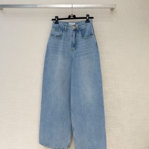 Chane*26’s new light blue wide-leg jeans.